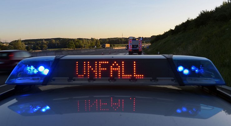 Im Landkreis Gifhorn sind bei einem Unfall mit einem Reisebus mehrere Menschen verletzt worden. (Symbolbild) - © Stefan Puchner/dpa