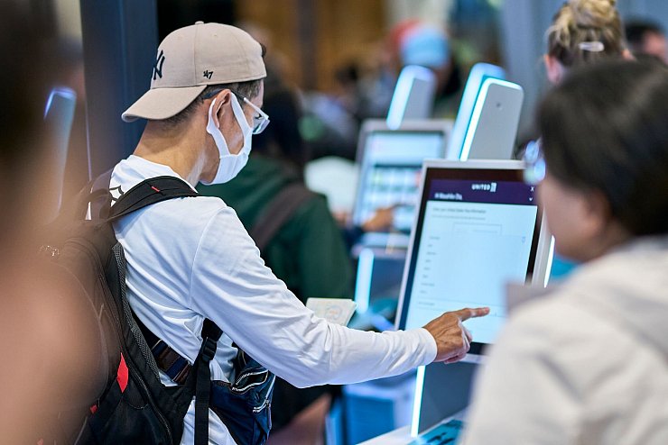 Die Passagiere bekommen die Auswirkungen des Cyberangriffs noch am Montag zu spüren. - © Michael Ukas/dpa