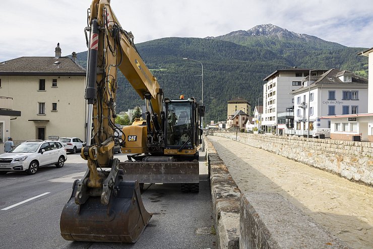 Etwaiges Schwemmmaterial soll schnell aus der Lonza genommen werden, um Blockaden zu verhindern - © Cyril Zingaro/KEYSTONE/dpa