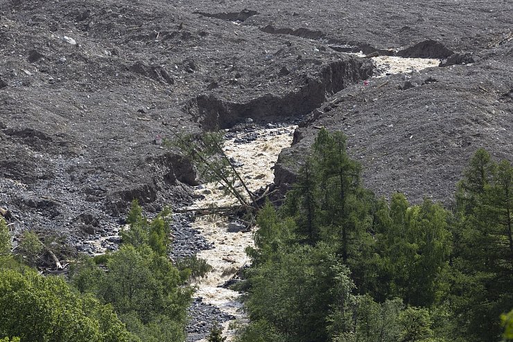 Der Fluss Lonza hat sich schon tief in den Schuttkegel gegraben. - © Cyril Zingaro/KEYSTONE/dpa