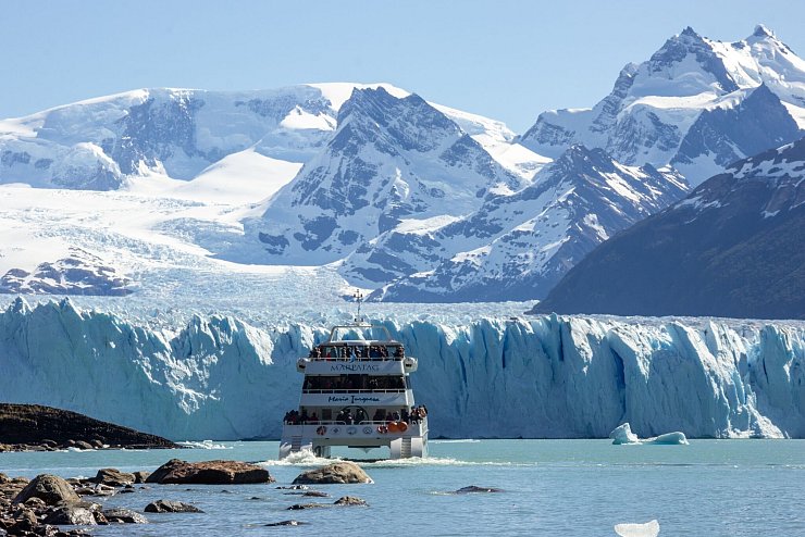 Touristen fahren durch den Lago Argentino an den Gletscher Perito Moreno. - © Fede J. Ciarallo/dpa
