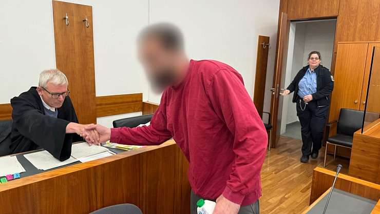 Das Gericht sah es als erwiesen an, dass der 29-Jährige seinen Mitbewohner aus Eifersucht mit zwei Axthieben heimtückisch ermordete, als dieser schlief. - © Maurice Dirker/dpa