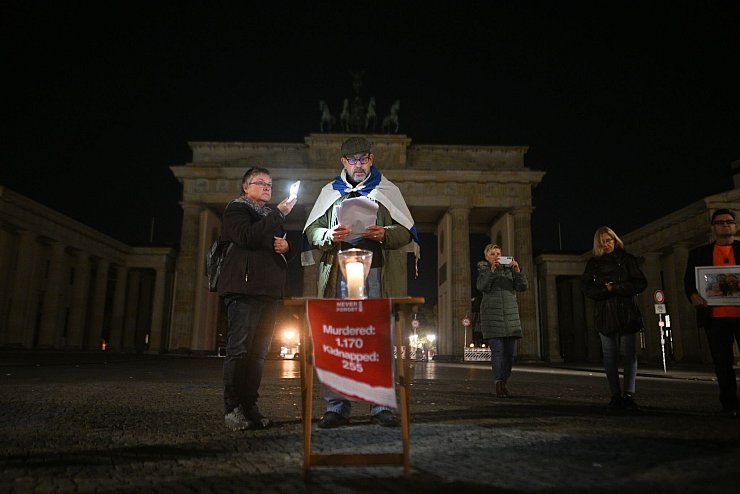Aktivisten lasen um 5.29 Uhr, dem Zeitpunkt des Überfalls vom 7. Oktober 2023, die Namen der Opfer vor. - © Sebastian Gollnow/dpa