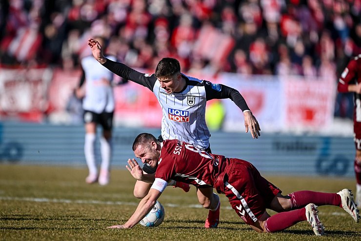 Das tut weh: Regensburg Andreas Geipl (unten) und Regensburg gehen in Ulm unter. - © Harry Langer/dpa