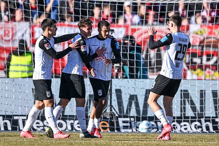 Ulm feiert: Der SSV beendete eine Serie von elf Spielen ohne Sieg. - © Harry Langer/dpa
