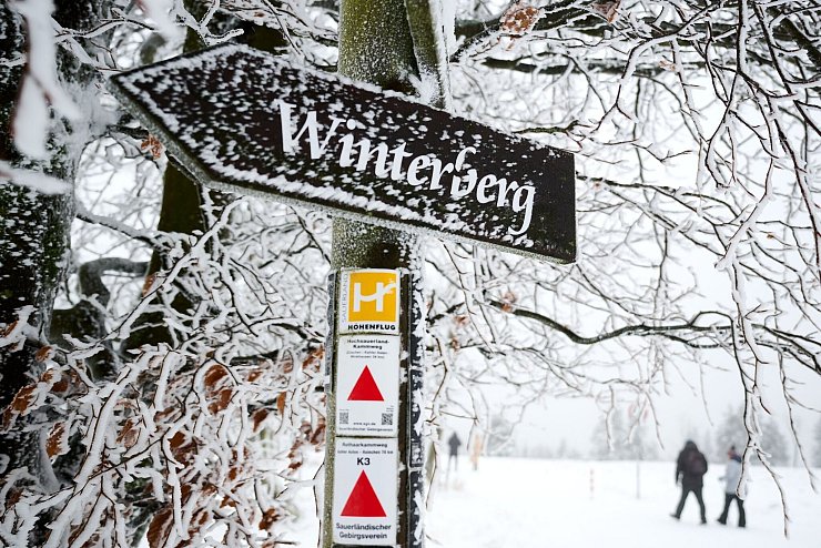 Für Ski, Rodeln oder Wandern könnte das Wetter am Wochenende reichen. (Archivbild) - © Bernd Thissen/dpa