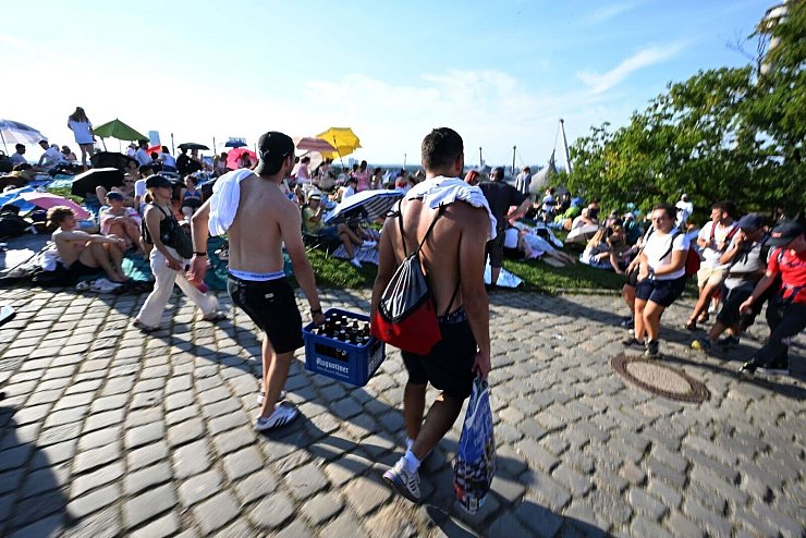 Die Fans ließen sich von der Hitze nicht abschrecken. - © Felix Hörhager/dpa
