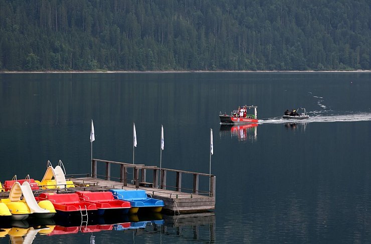 Im Eibsee wird nach einem untergegangenen Vater und seinem Sohn gesucht. - © Karl-Josef Hildenbrand/dpa