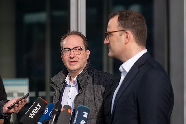Es gibt noch etliche nicht geeinte Themen in den Koalitionsverhandlungen. CSU-Landesgruppenchef Alexander Dobrindt (links) und CDU-Verhandler Jens Spahn (rechts) äußern sich dennoch optimistisch. - © Christophe Gateau/dpa
