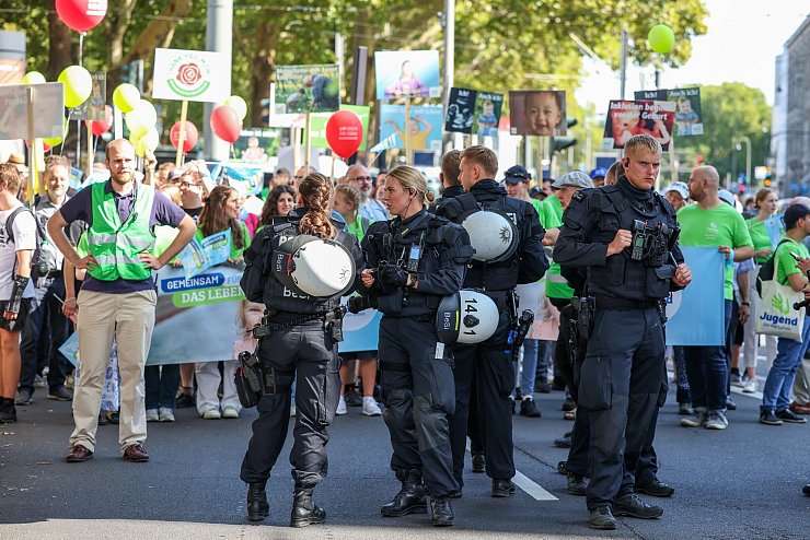 Weil Gegendemonstranten mehrmals versuchten, den «Marsch für das Leben» zu stoppen, war die Polizei mit starken Kräften vor Ort. - © Christoph Reichwein/dpa