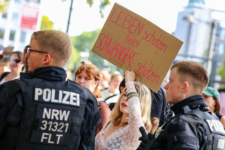 Zu der Gegendemonstration kamen nach Einschätzung von Beobachtern deutlich mehr als die erwarteten 1.000 angemeldeten Teilnehmer. - © Christoph Reichwein/dpa