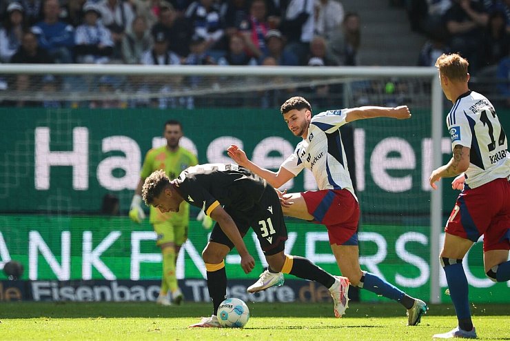 Umkämpftes Spiel zwischen dem HSV und dem Karlsruher SC. - © Christian Charisius/dpa