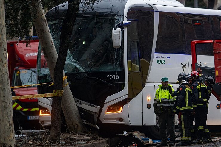 Beim Unfall wurden auch ein Baum und eine Straßenlaterne beschädigt. (Foto aktuell) - © Lorena Sopêna/EUROPA PRESS/dpa