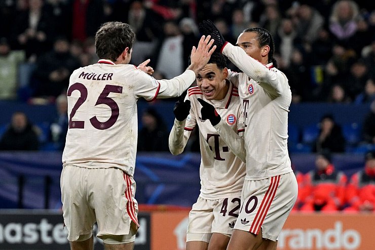 Thomas Müller (l) bejubelt sein Tor zum 2:1 - © David Inderlied/dpa