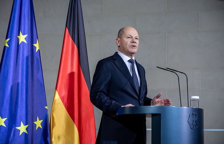 Bundeskanzler Olaf Scholz (SPD), gibt ein Pressestatement. - © Michael Kappeler/dpa
