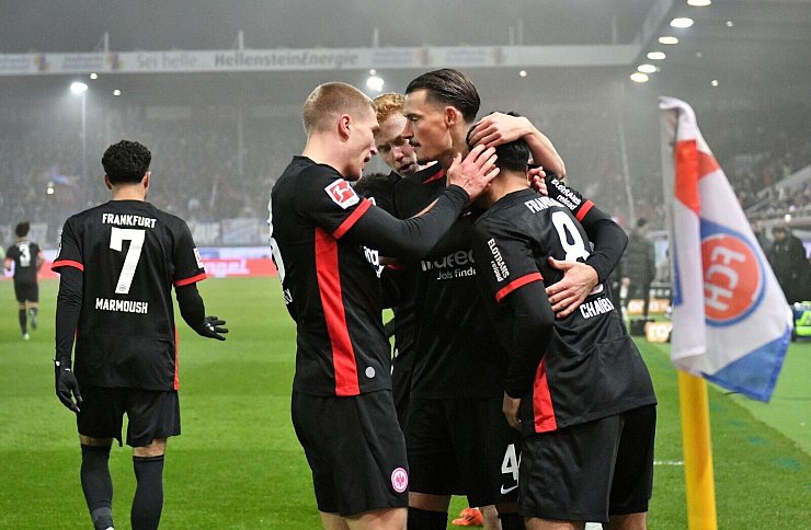 Kollektiver Jubel bei Eintracht Frankfurt nach dem nächsten Erfolg - © Jan-Philipp Strobel/dpa