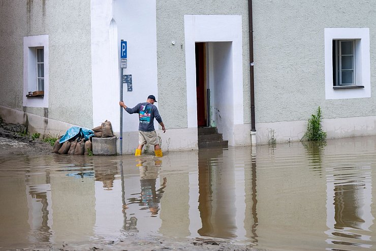 In Bayern herrscht nach heftigen Regenfällen vielerorts weiter Land unter. - © Peter Kneffel/dpa