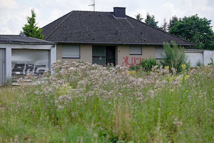 In Bürgewald - bis vor einem Jahr "Morschenich" - am Tagebau Hambach plant die Gemeinde Merzenich, wie es weitergeht. - © Henning Kaiser/dpa
