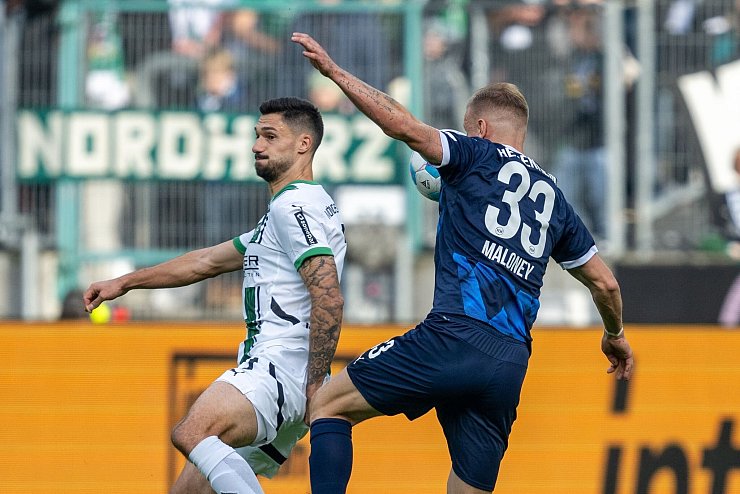 Im Spiel der Gladbacher gegen Heidenheim gab es viele enge Duelle. - © David Inderlied/dpa