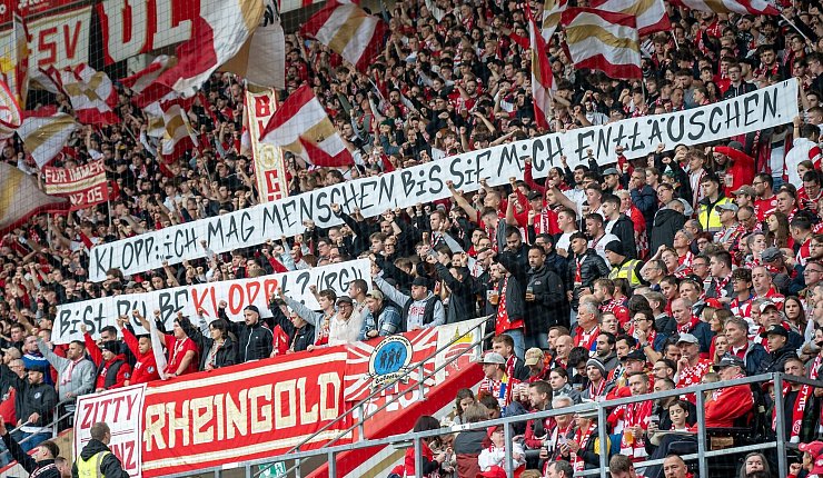 Fan-Protest in Mainz: Banner gegen Jürgen Klopp. - © Torsten Silz/dpa