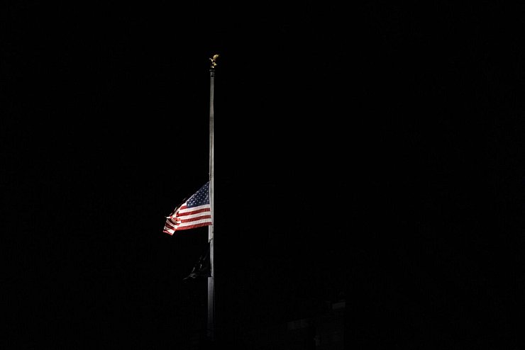 Die amerikanische Flagge am Weißen Haus weht auf halbmast für den verstorbenen Präsidenten Carter. - © Manuel Balce Ceneta/AP/dpa