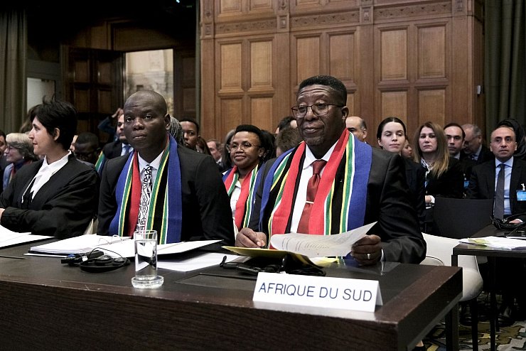Der südafrikanische Justizminister Ronald Lamola (l) und der Botschafter in den Niederlanden, Vusimuzi Madonsela, im Gerichtssaal. - © Patrick Post/AP/dpa