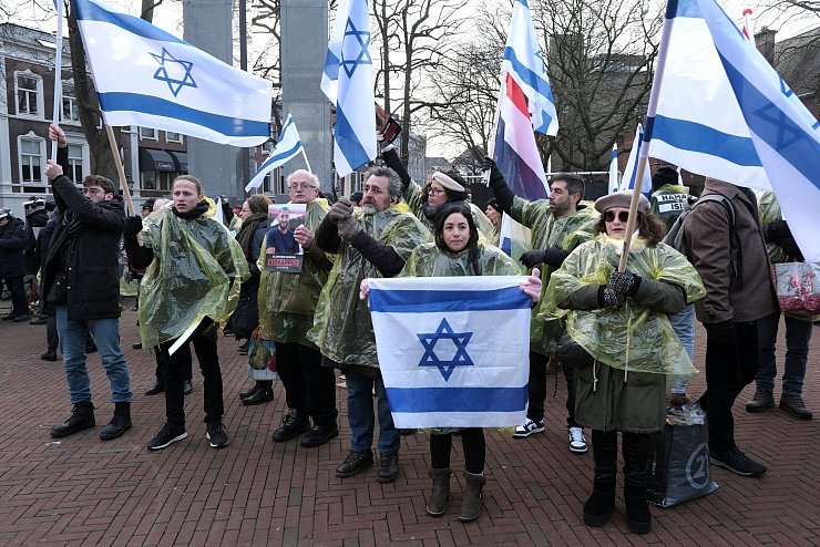 Auch Unterstützer Israels versammelten sich vor dem Internationalen Gerichtshof in Den Haag. - © Patrick Post/AP/dpa