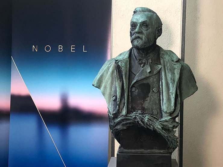 Eine Büste von Alfred Nobel steht im Stockholmer Karolinska-Institut, wo am Montag die Medizin-Nobelpreisträger gekürt werden. - © Steffen Trumpf/dpa