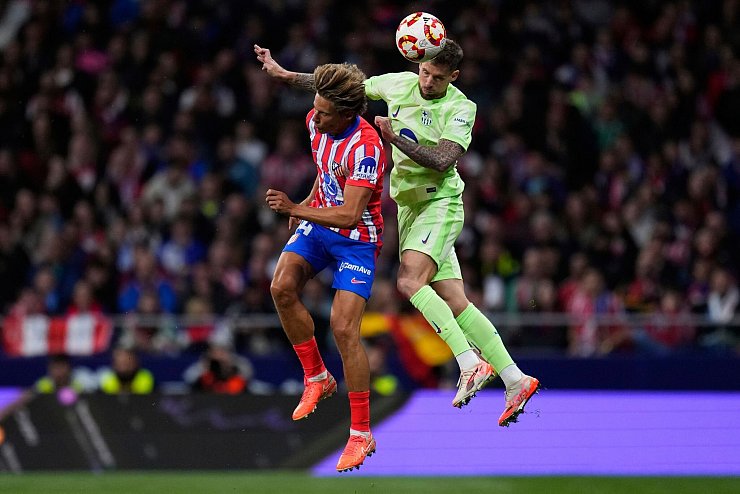 Marcos Llorente von Atlético Madrid im Duell mit Inigo Martinez vom FC Barcelona. - © Manu Fernandez/AP/dpa