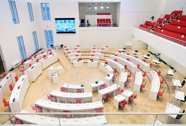 Die vier Ausgetretenen wollen den Saal verlassen. (Archivbild) - © Soeren Stache/dpa-Zentralbild/dpa