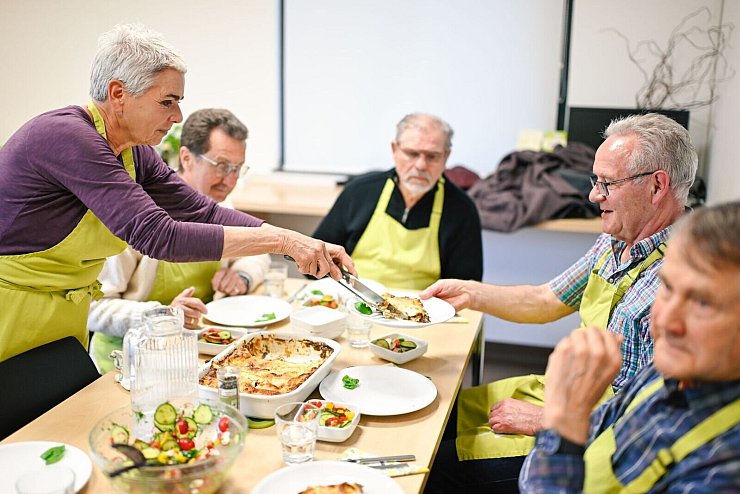 Offiziell heißt der Termin «Das Leben wieder schmecken: Kochkurs für trauernde Männer» - © Uwe Anspach/dpa
