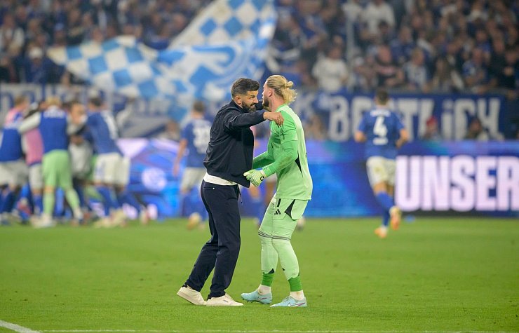 Lob von Trainer Miron Muslic für Torhüter Loris Karius. - © Anke Waelischmiller/dpa