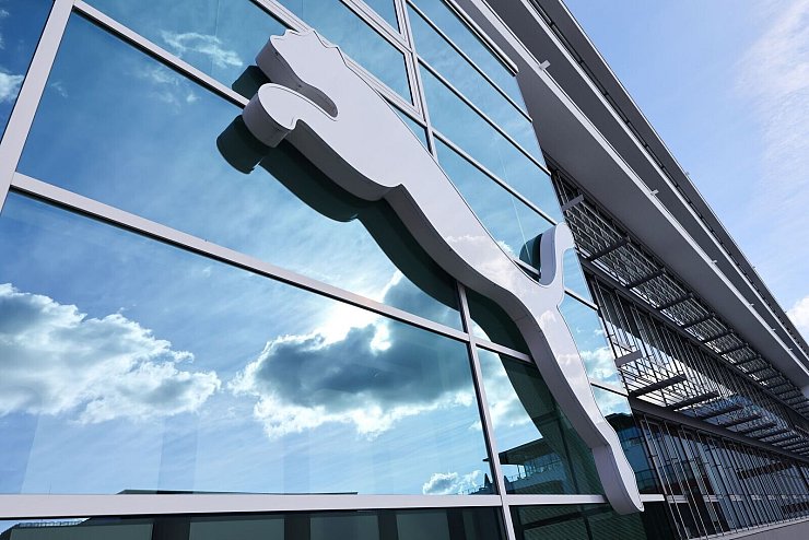 Beim Sportartikelhersteller Puma wird mit dem eisernen Besen gekehrt. - © Daniel Löb/dpa