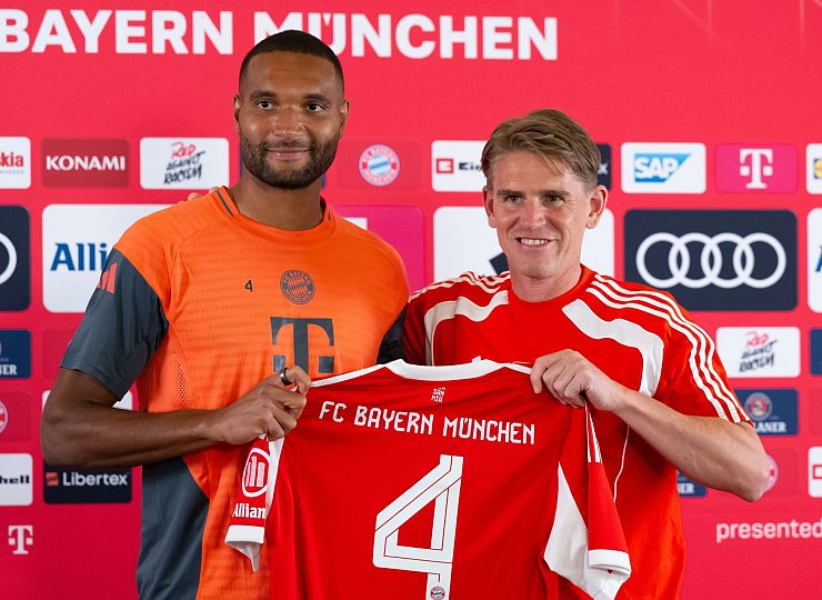 Jonathan Tah wird im Bayern-Trikot mit der 4 auflaufen. Rechts Sportdirektor Christoph Freund. - © Sven Hoppe/dpa