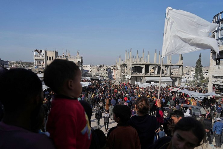 Die Demonstranten rufen auch Slogans gegen die Hamas. - © Jehad Alshrafi/AP/dpa
