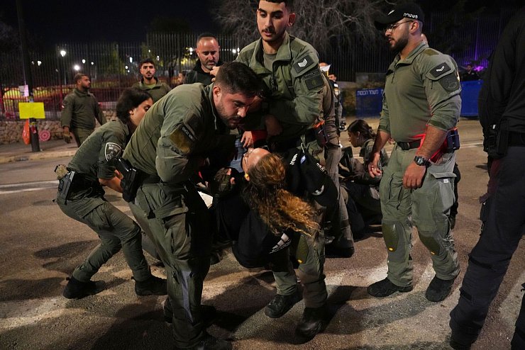 Auch in Israel wird demonstriert - gegen die rechts-religiöse Regierung von Netanjahu. - © Ohad Zwigenberg/AP/dpa