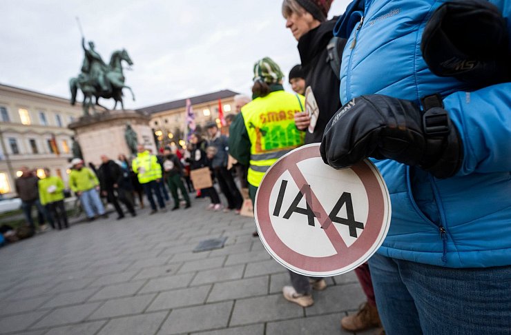 In München gab es am Tag vor der Stadtratssitzung Widerstand gegen künftige IAA. - © Lukas Barth/dpa