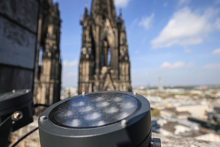 Der Kölner Dom hat von Ostern an eine neue Beleuchtung. - © Oliver Berg/dpa