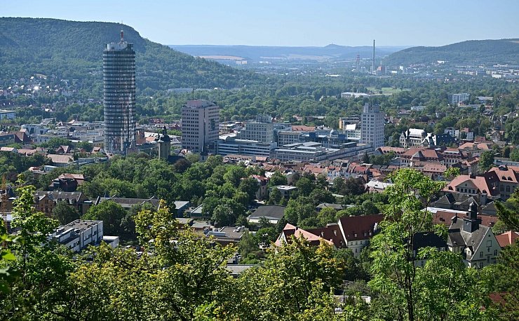 Das Stadtgebiet von Jena an einem heißen Sommertag. (Archivbild) - © Martin Schutt/dpa