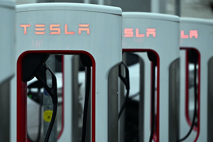 Tesla gilt als Vorreiter im Bereich E-Mobilität. - © Federico Gambarini/dpa