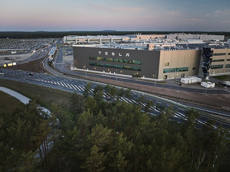 In Grünheide bei Berlin betreibt Tesla seine einzige Autofabrik in Europa. - © Jörg Carstensen/dpa