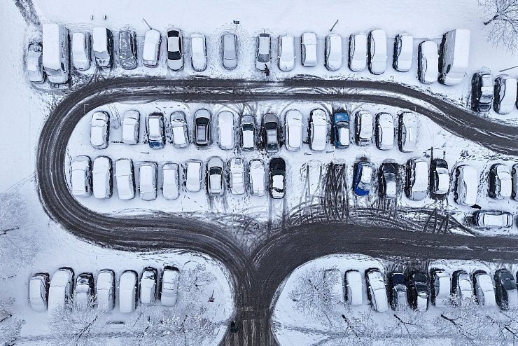 Winterlicher Stillstand: Geparkte Autos stehen bei starkem Schneefall in Sarajevo in Bosnien. - © Armin Durgut/AP/dpa