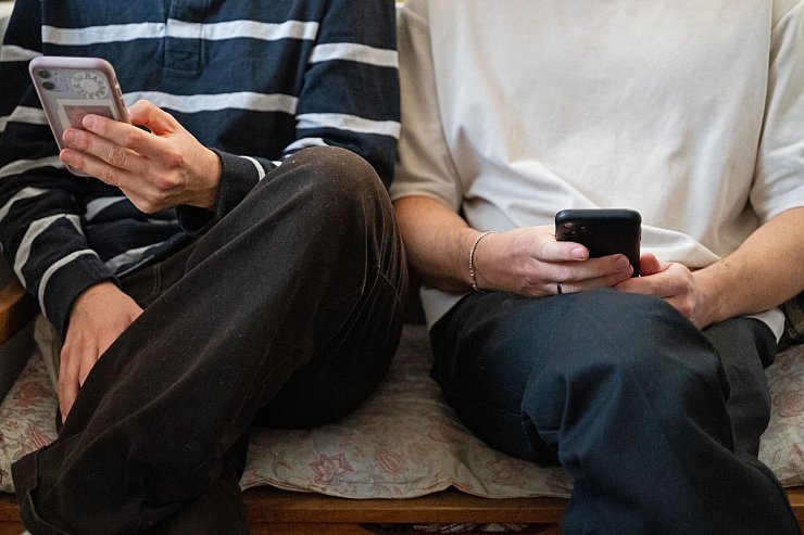 Ein großer Teil der Jugendlichen will soziale Medien im Internet weniger nutzen, schafft es zugleich aber nicht. (Archivbild) - © Helena Dolderer/dpa