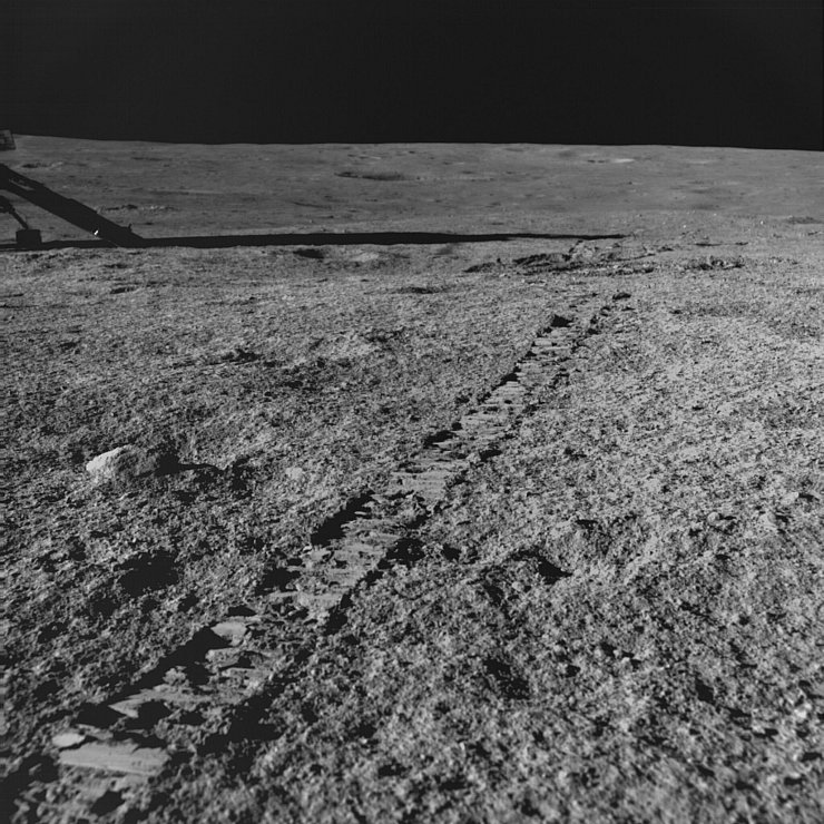 Schon ein paar Zentimeter unter der Mondoberfläche könnte sich Eis befinden. - © -/Indian Space Research Organisation/dpa