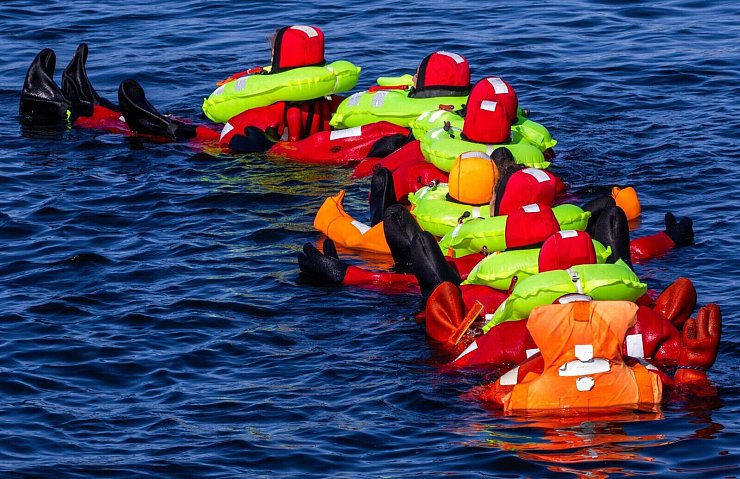 Geübt wurde unter anderem, im Verbund in Überlebensanzügen zu schwimmen. - © Jens Büttner/dpa