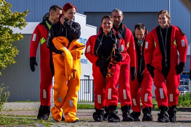 Es ist bereits das dritte Mal, dass Astronauten in Rostock das Überleben auf See trainieren. - © Jens Büttner/dpa