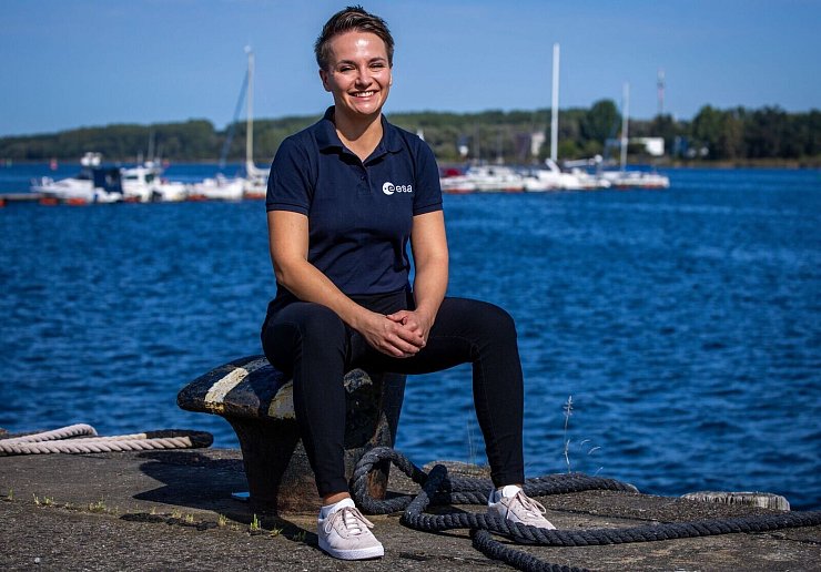 Amelie Schönenwald gehört zu den fünf Frauen und drei Männern aus sieben europäischen Ländern, die als Teil einer Astronauten-Reserve der Europäische (Esa) in der Warnow das Überleben auf hoher See trainieren. - © Jens Büttner/dpa