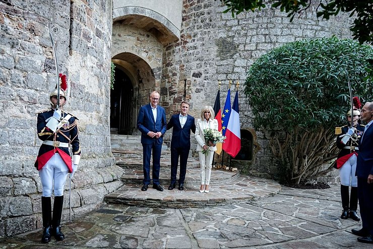 Merz und Macron sprachen auch über Russlands Angriffskrieg gegen die Ukraine. - © Kay Nietfeld/dpa