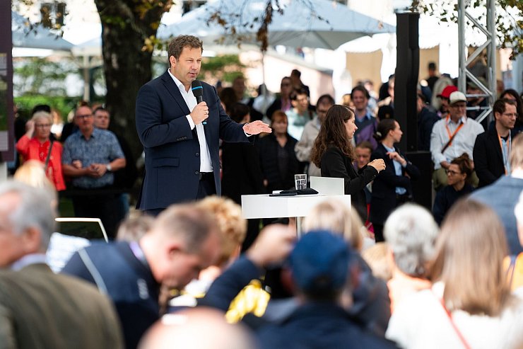 Vizekanzler Klingbeil will ein sozial ausgewogenes Vorgehen. - © Christophe Gateau/dpa