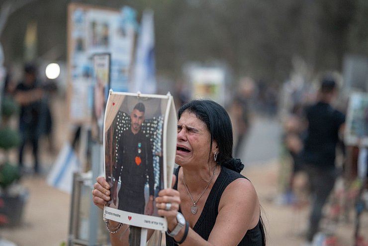 Terroristen verschleppten am 7. Oktober 250 Geiseln aus Israel in den Gazastreifen (Archivbild) - © Ilia yefimovich/dpa